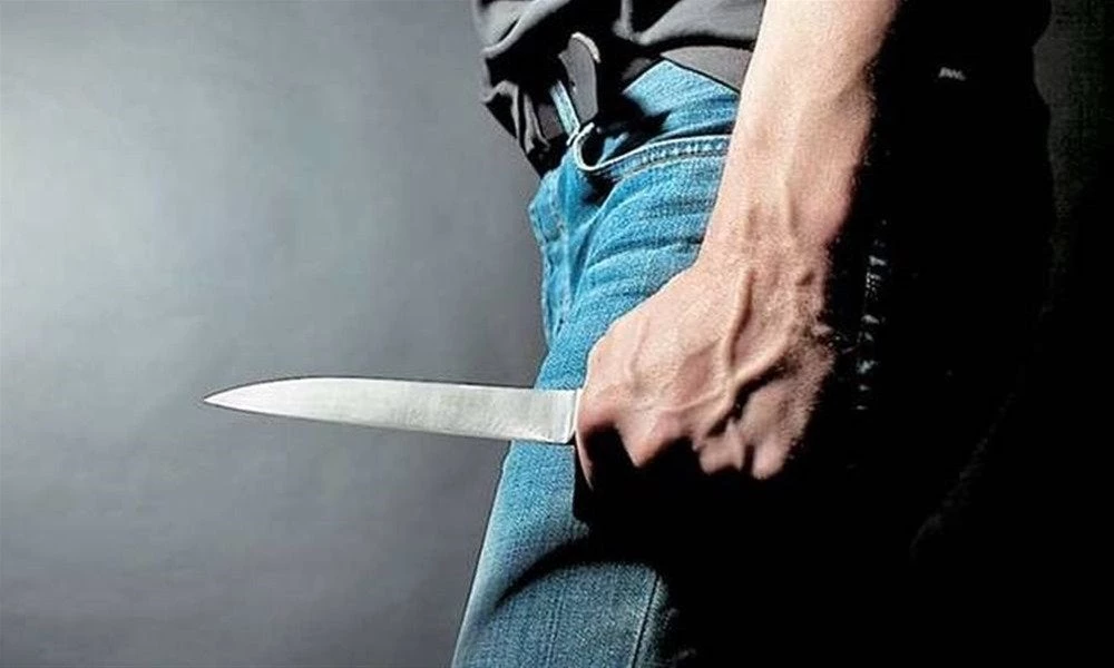Σοκ στη Λαμία: Μαχαίρωσε νεαρή γυναίκα μπροστά σε παιδιά